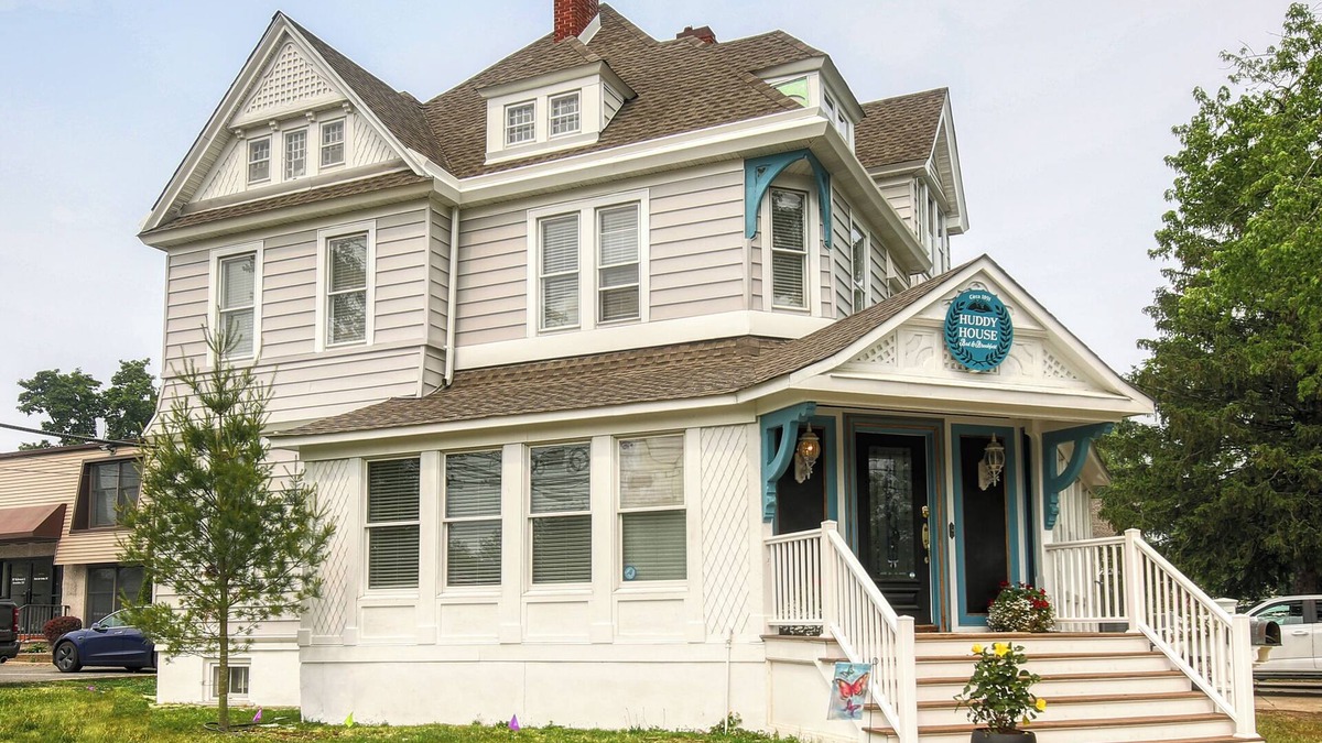Toms River Bed & Breakfast | Huddy House Bed & Breakfast offers a charming escape to an era gone by