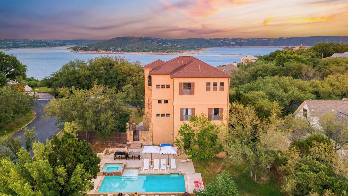 Travis Landing House | Hudson by AvantStay | W/Beautiful Views, Multiple Living Areas, Pool & Games