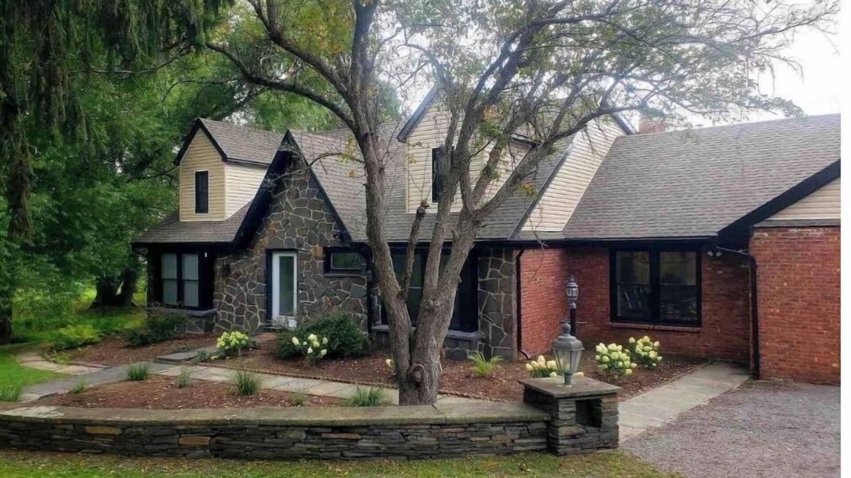 Mount Marion House | Hudson River views with pool and hot tub