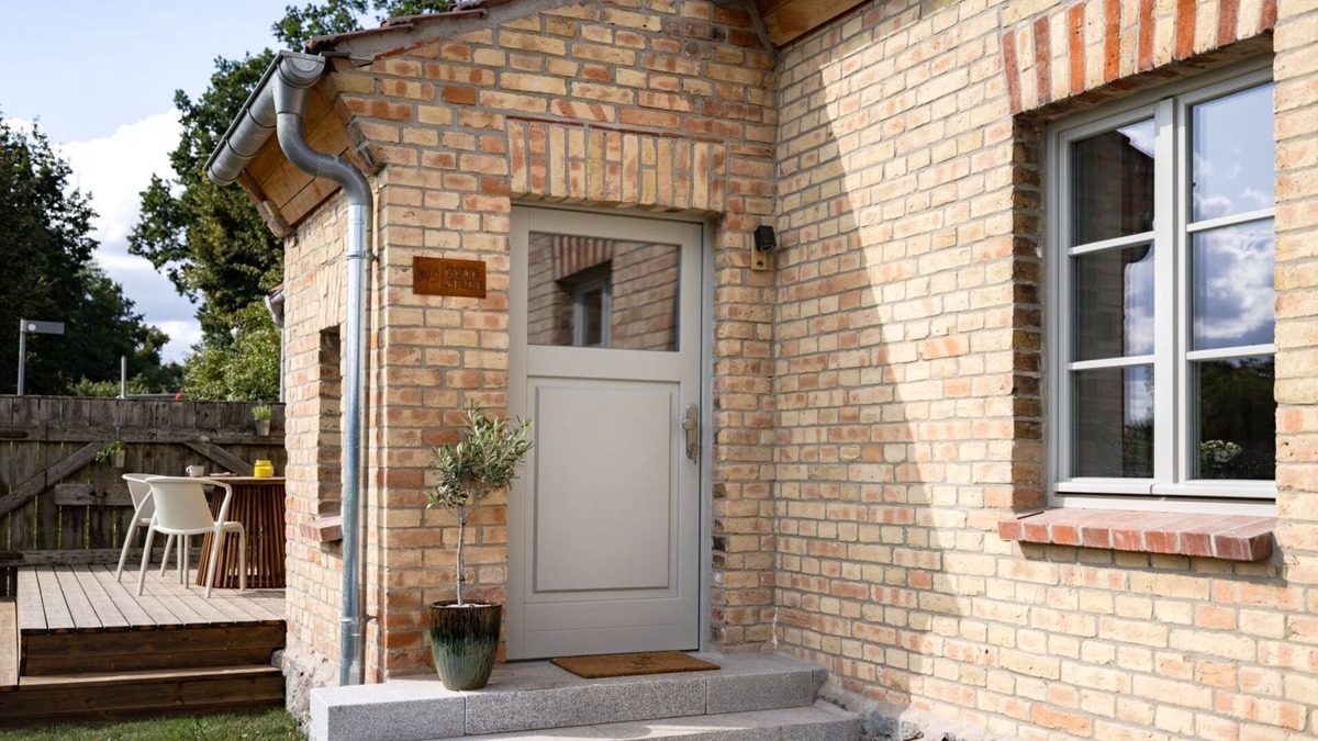 Wustrow Apartment | Hufe 9 Ferienwohnung Gute Stube - direkt am See!