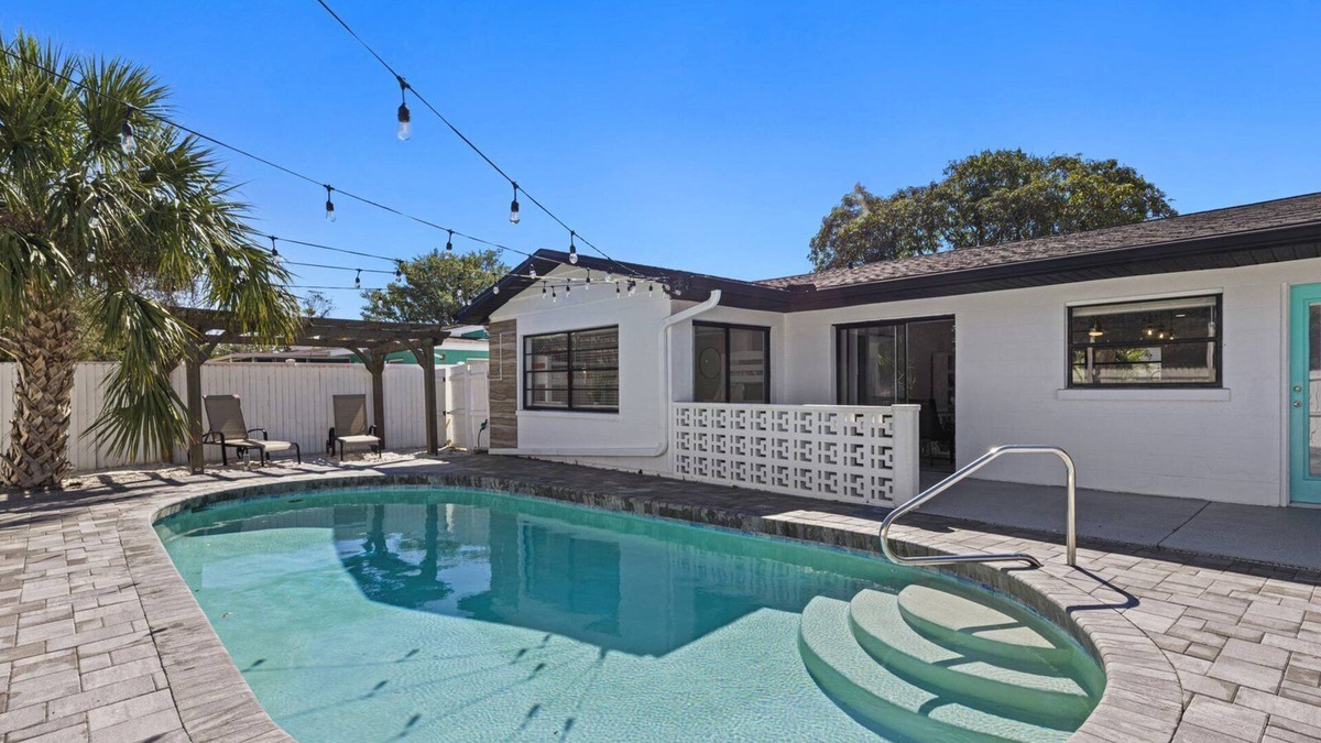 Bradenton House | HUGE - 12 Bed Luxury Pool Home - 15 Minutes to Anna Maria Island Beaches!