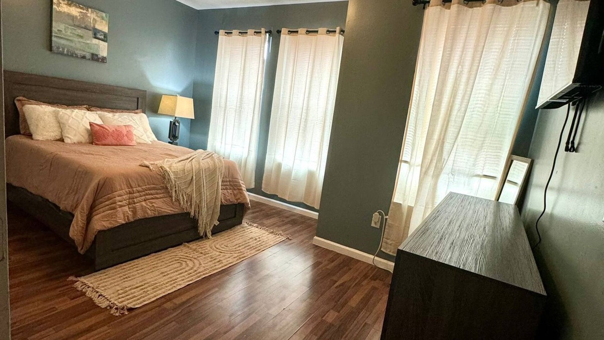 Downtown Baltimore Apartment | HUGE 2 Bedroom Apt FREE parking II Queen Bed