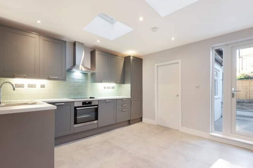 Higham Hill House | Huge 3 Bedroom House in London E17