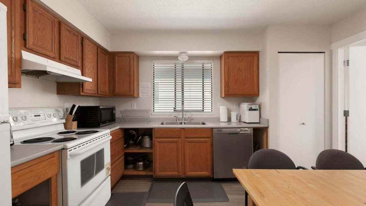 Riley Park Apartment | Huge 4 Bedroom Upper Suite