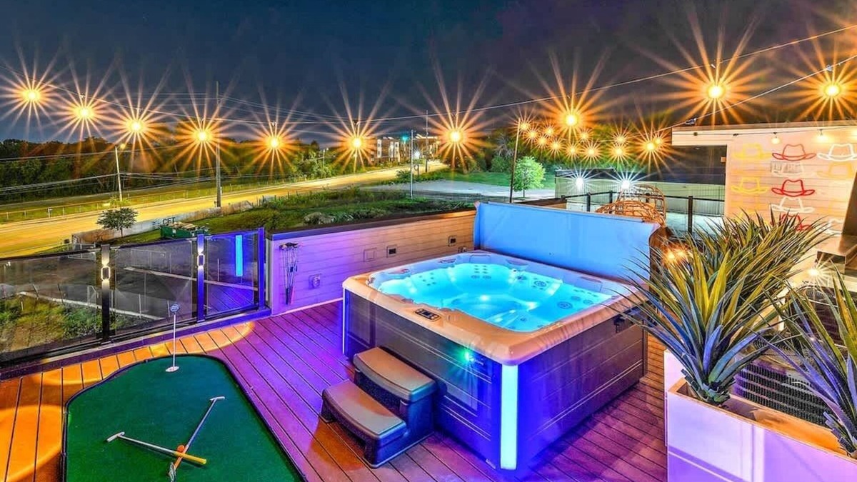 Haynes Area House | Huge 4BR w/Game Room, Pool & Rooftop Spa -13 Beds!