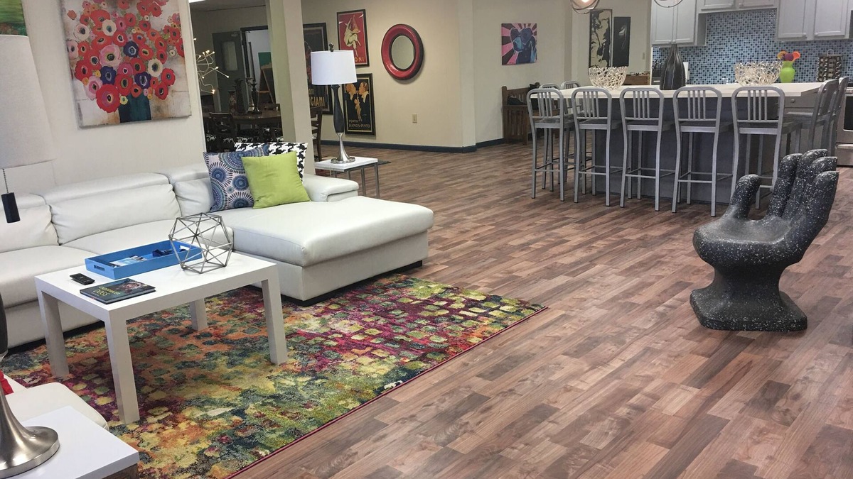 Downtown Memphis Condo | HUGE 5000 sqft condo - 2 blocks Beale, 10 beds 2king & 8queen, 3 bath, prkng lot