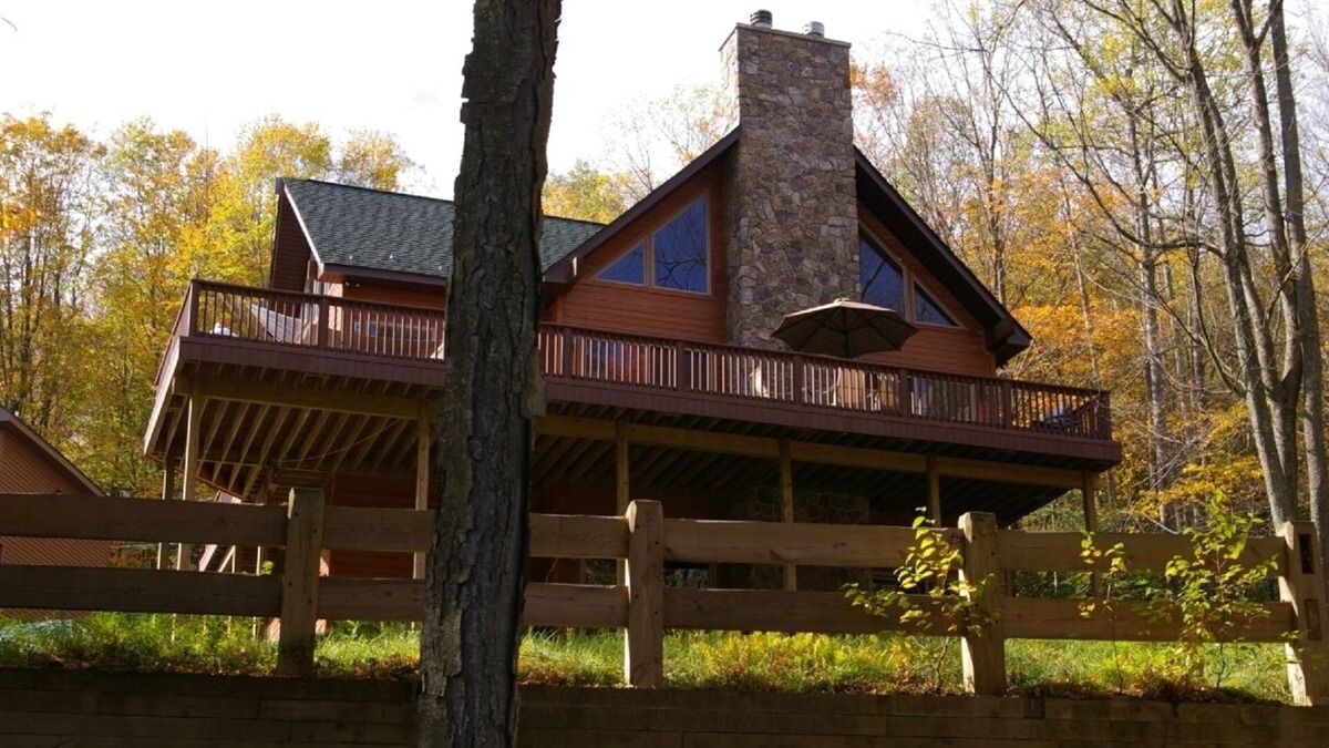 Greentown House | *HUGE 5000SF* Lake Wallenpaupack 250FT Lakefront,Beach Sleeps 12 +Boats included