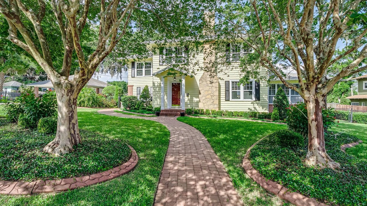 Lakeland House | Huge 5br 4ba by the Lake & FSC. Downtown, Food, Bars Parks. 2 Kitchens.16 guests