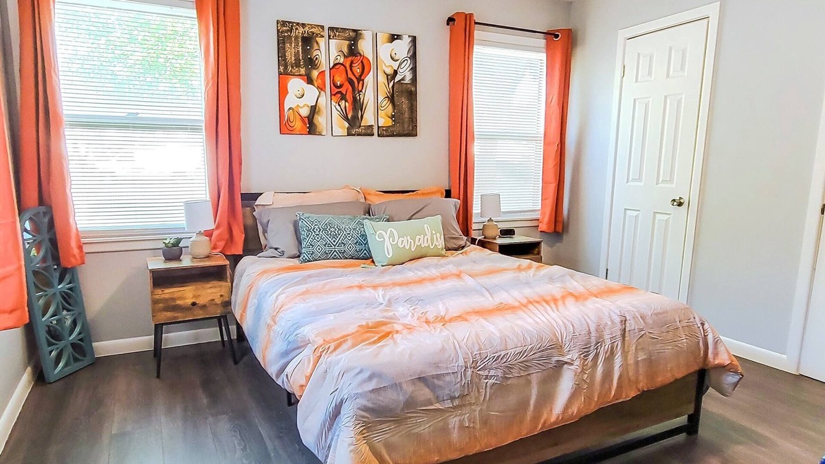 Abilene House | Huge backyard, king beds in 2 rooms, close to Cobb Park and hospitals