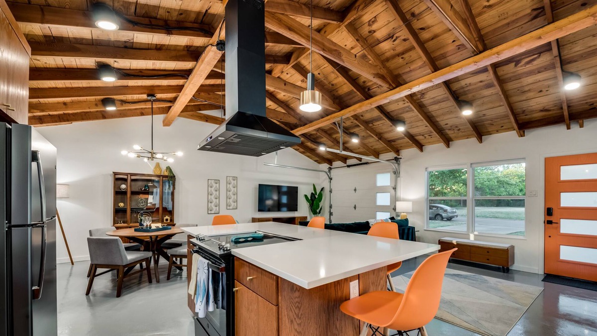 Haltom City House | Huge Backyard, with 6 Person Hot Tub & Firepit, close to Downtown Fort Worth!