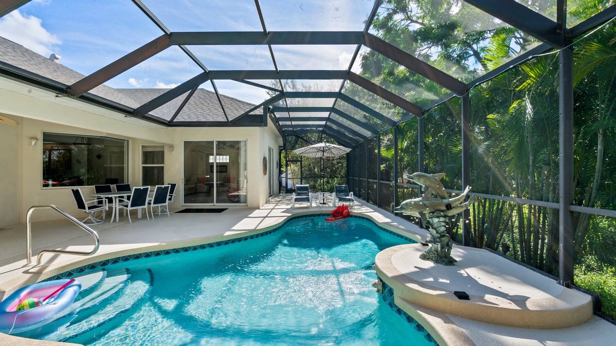 Laurel Villa | Huge Beach Villa, Mins To Beach With Private Salt Water Heated Pool