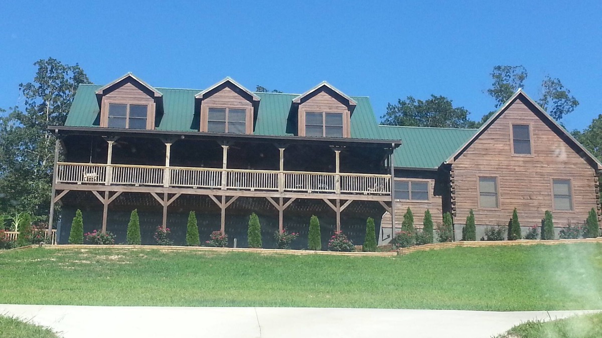Tunnel Hill Cabin | Huge cabin! Sits on a hillside with unprecedented mountain and sunset views.