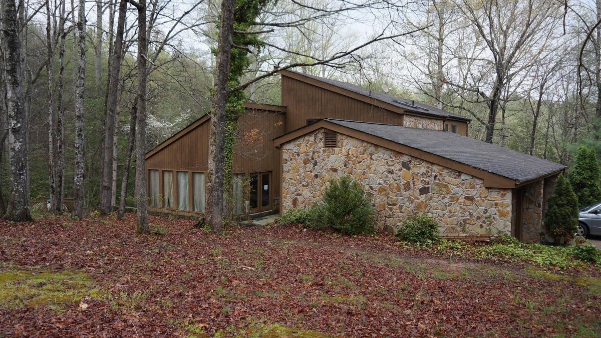 Cashes Valley Cabin | Huge comfortable Creekside Home with Pool Close to Everything, renovated