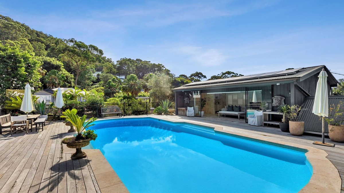Newport Villa | HUGE ENTERTAINERS HOME - Villa Aix - Minutes to the Sea - Magnesium Heated Pool