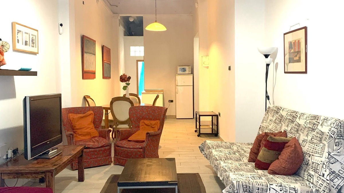 El Poble-sec Apartment | Huge Family Apt With Patio: Central Barcelona