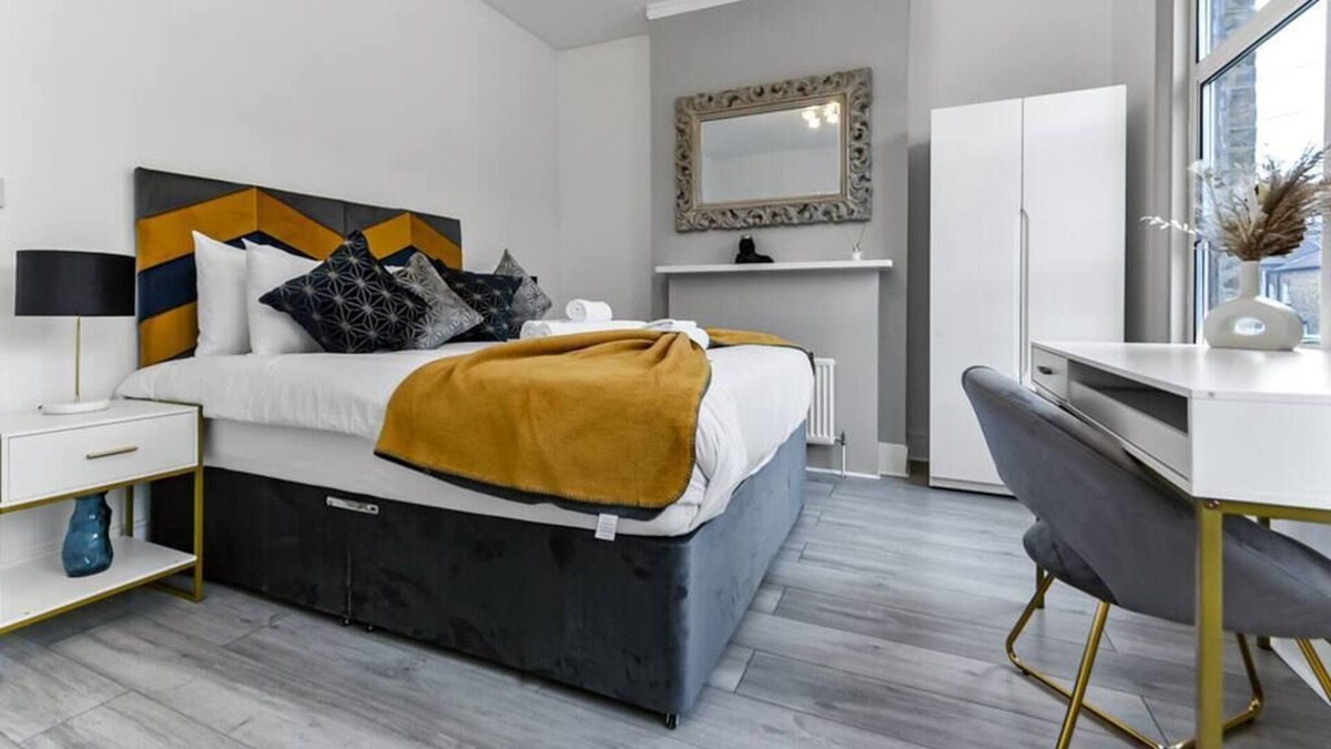 Bruce Grove House | HUGE Family Home Perfect for Friends and Family