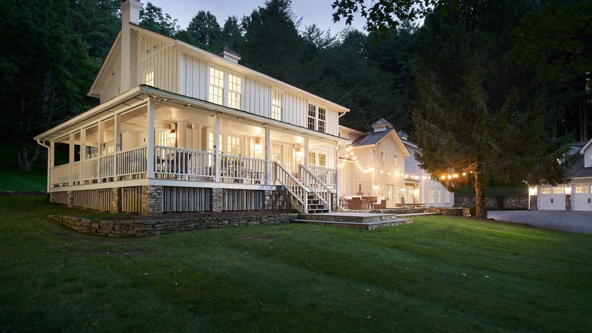 Vilas Other | Huge Farmhouse Surrounded by Mountains