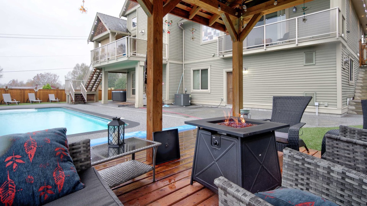 Abbotsford House | Huge house sleeps 22 w/ pool, hotub, karaoke, pool table
