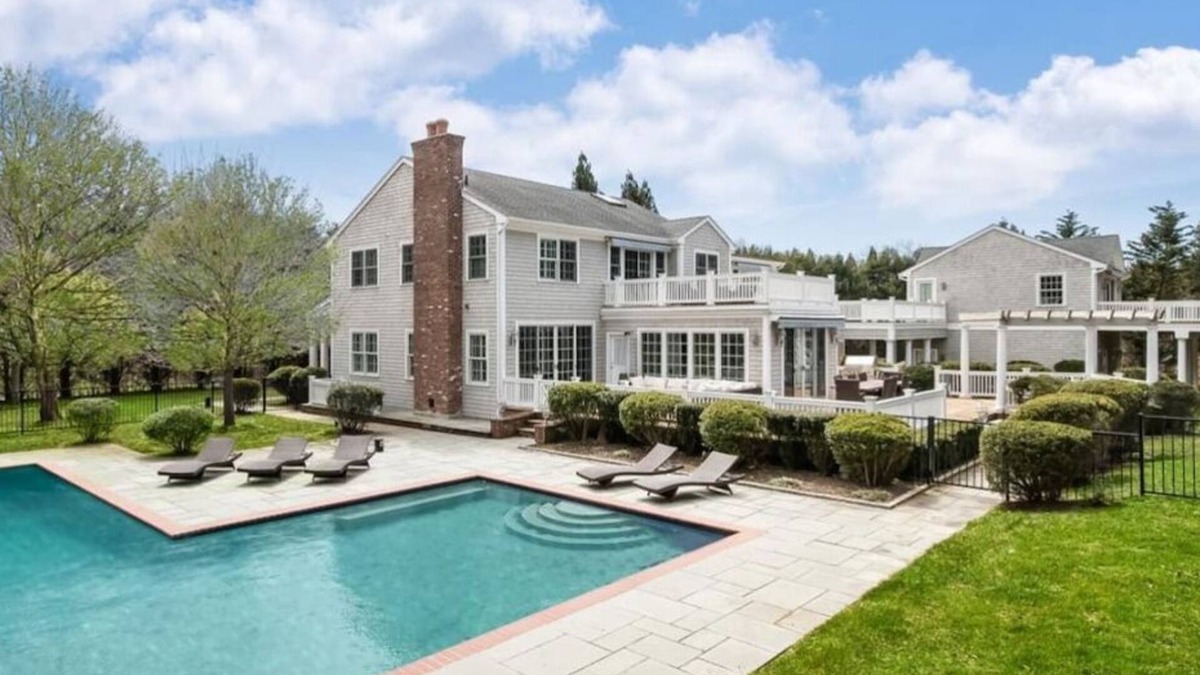 Menantic Creek House | Huge Island Getaway Pool Hot Tub Walk To Beach