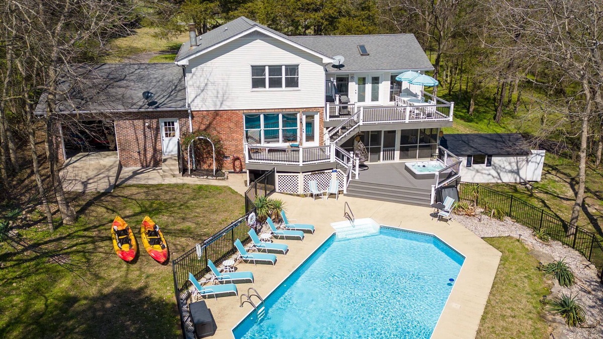 Hendersonville House | Huge Lake house with Pool, Hot Tub & Fire Pit… near Nashville!!!