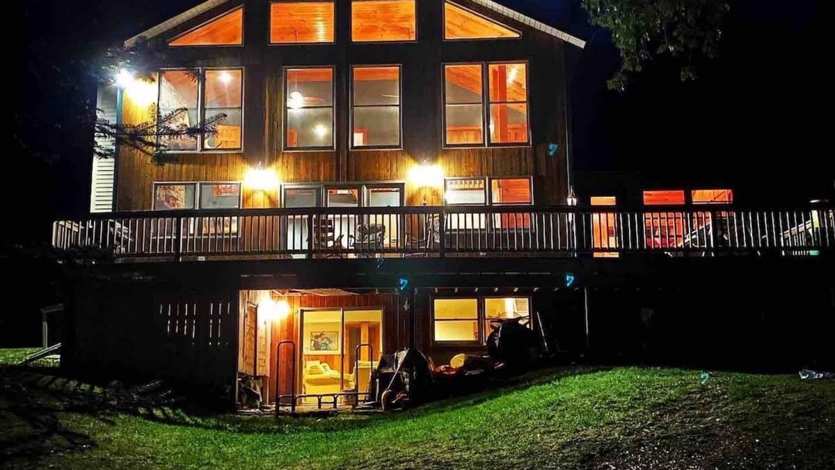 Rangeley Plantation Cabin | Huge Lakefront Cabin | Sleeps 12| King Bed| Dock| Ski Saddleback| Snowmobile|