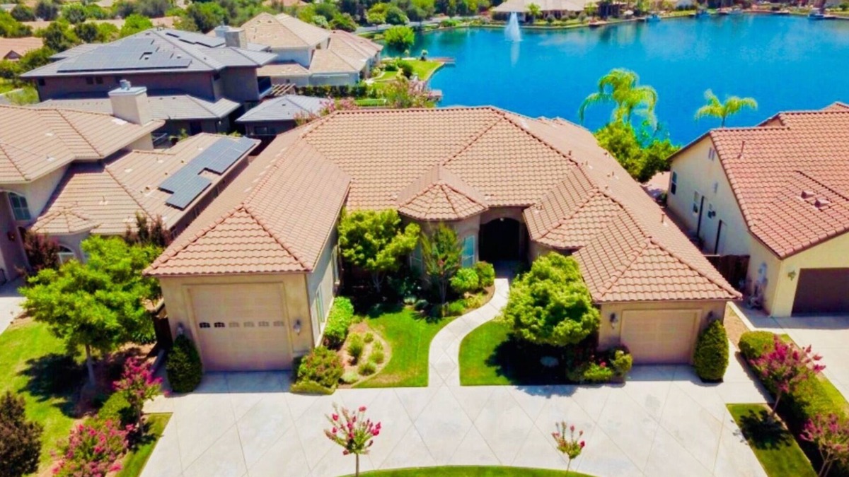Clovis House | HUGE LAKEFRONT HOME . POOL. GARAGE . NATIONAL PARKS