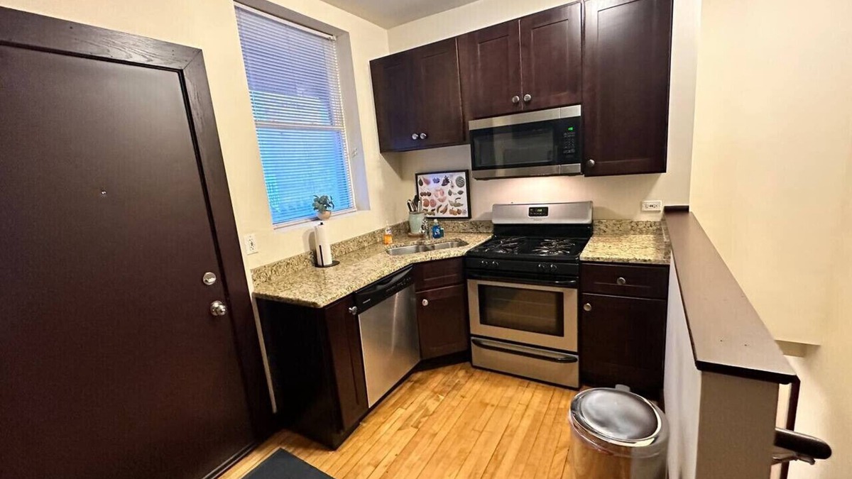 Lake View East Condo | Huge Lakeview Retreat Sleeping 20 with Parking!