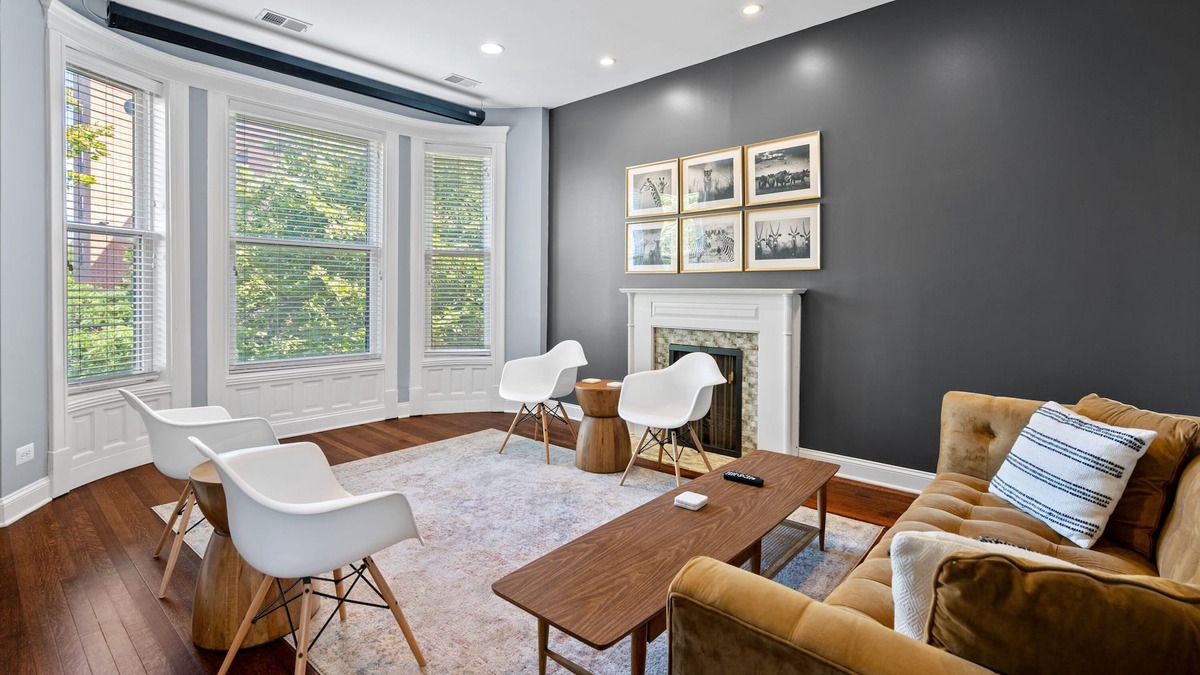Sheffield and DePaul Condo | Huge Lincoln Park Space Sleeps 20 w/Parking