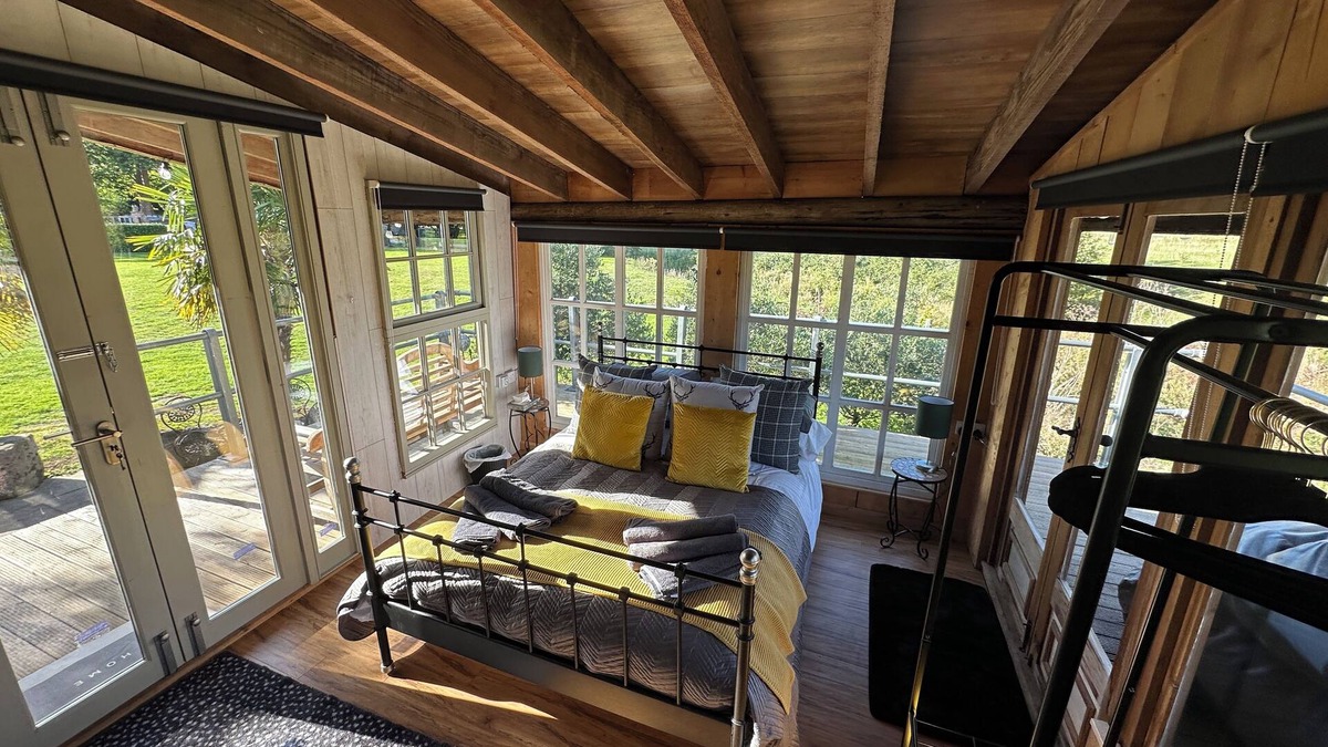 East Drayton Cabin | Huge open plan Log Cabin in Weston, Newark hot tub WiFi wood stove pets parking