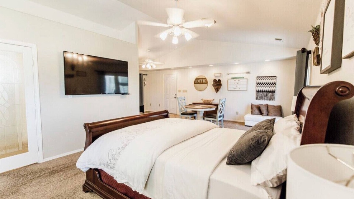 Fresno Apartment | Huge Private Guest suite w/jet tub in great neighborhood near attractions