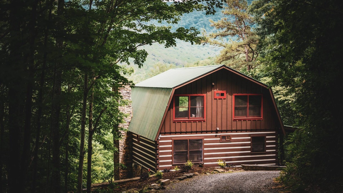 Cherry Log Cabin | HUGE VIEWS, 10 min. to Blue Ridge, Spa Bathrooms, Hot Tub, Fire Pit, Arcade Game