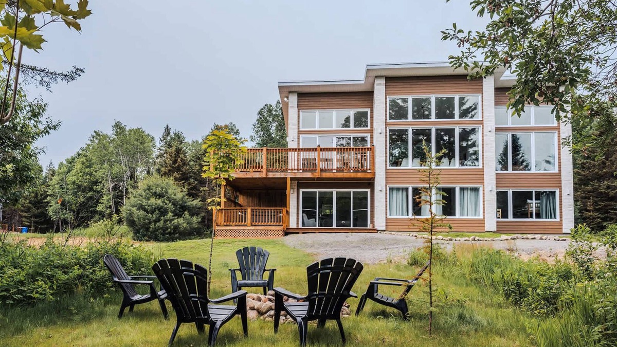 Riviere-Rouge House | Huge Waterfront Modern Cottage on the Rouge River