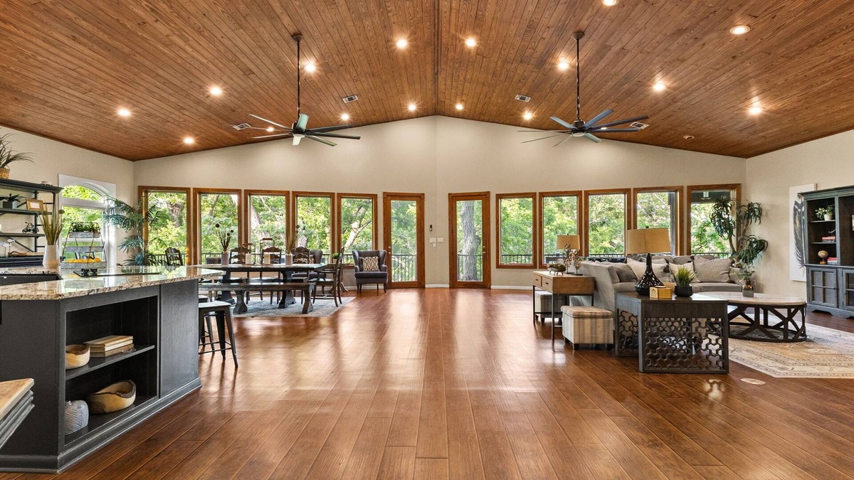 McQueeney House | Huge Waterfront Lodge: Sleeps 30, Perfect for Reunions & Retreats!