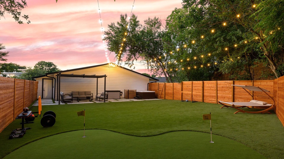 Barton Hills House | Huge Yard, Putting Green, Hot Tub & King Bed! Walk to Barton Springs/Zilker Park