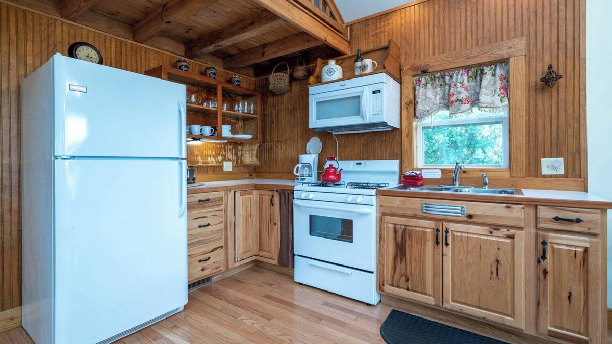 Ore City Cottage | Huguenot Lakeside Cottage, 2-bedroom Plus Loft on Lake O' the Pines