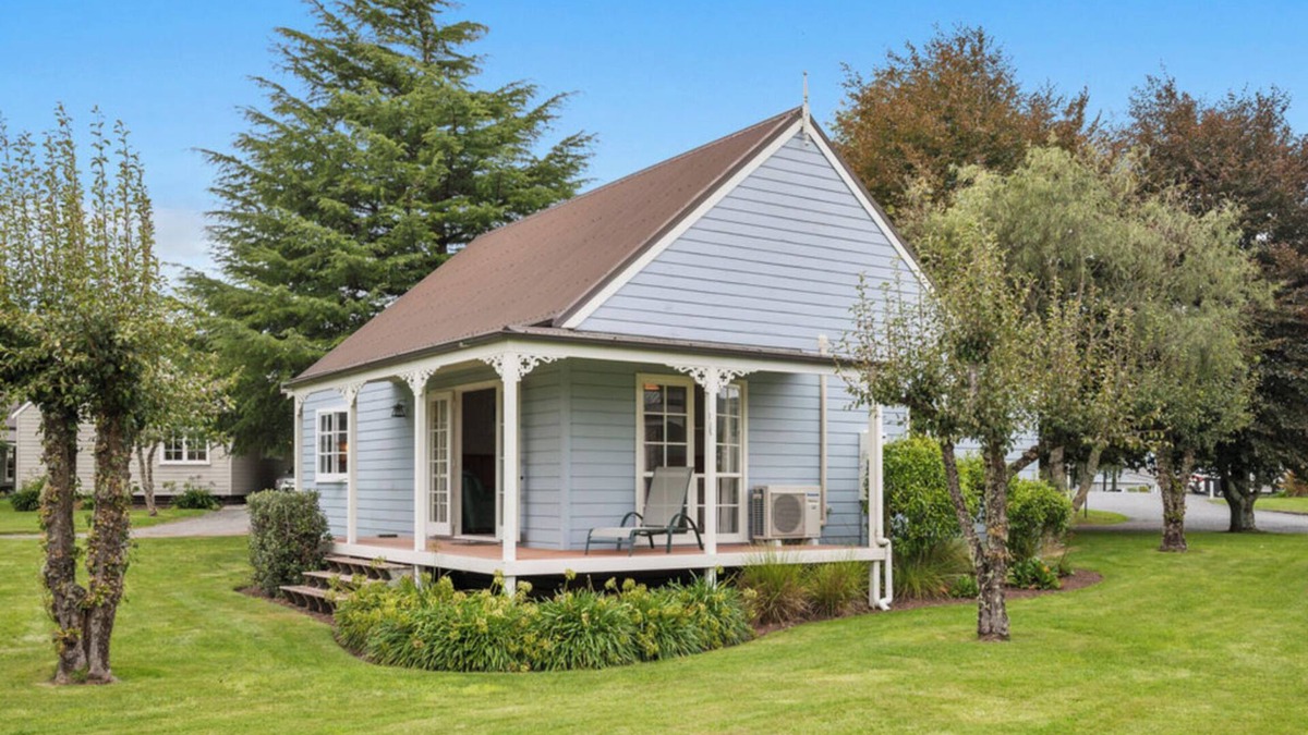 Rangatira Park House | Huka Falls Cottage - Lake Taupo Holiday Home
