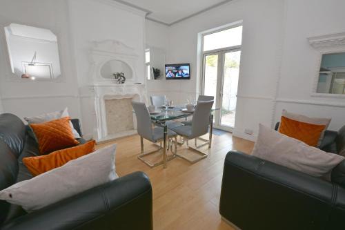 Hull House | Hull Contractor Lodge-Sleeps 10, Free Parking, Near Stadium