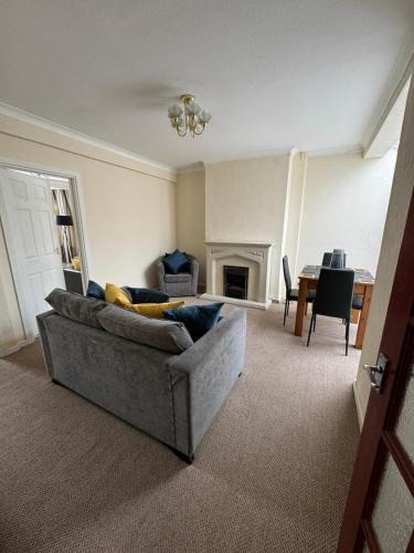 Hull House | Hull House - Spring bank West - fridge freezer, Washing machine, sleeps 8
