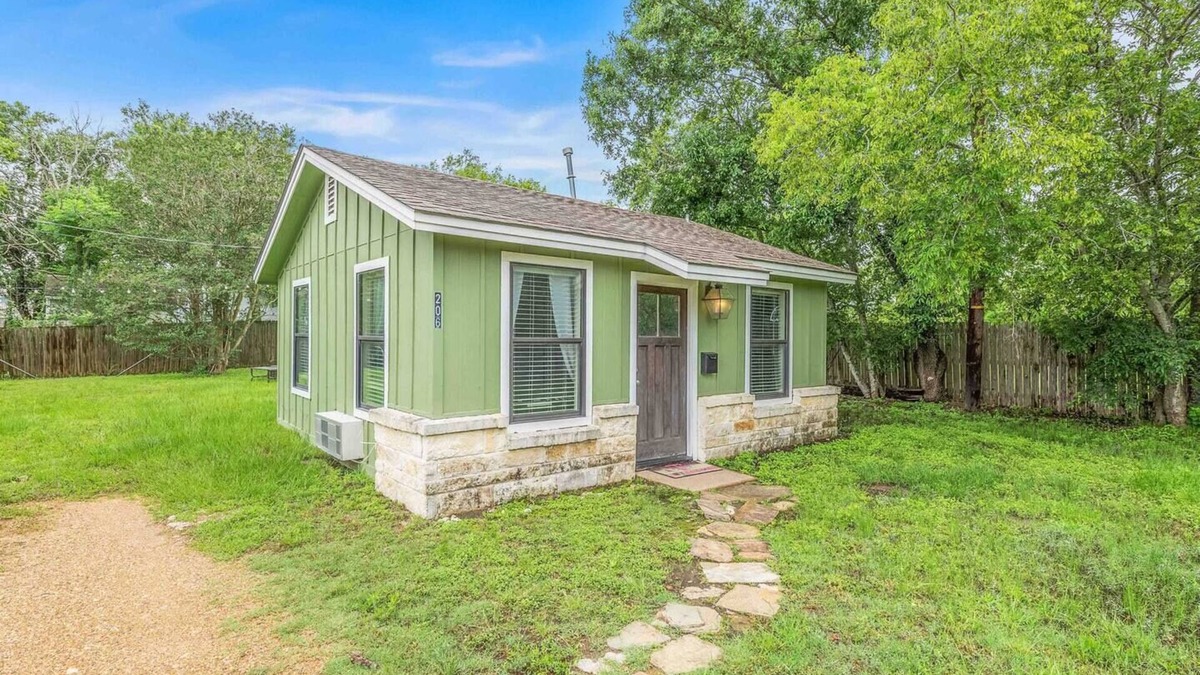 West Park House | Hullabaloo Hut ~ Less than a mile to TAMU CAMPUS!