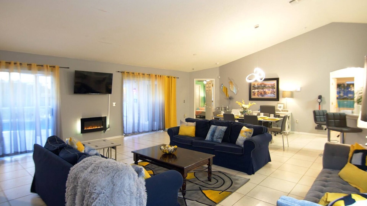 Thousand Oaks House | Hummingbird Haven. Come enjoy our slice of Heaven. Free pool heat in May
