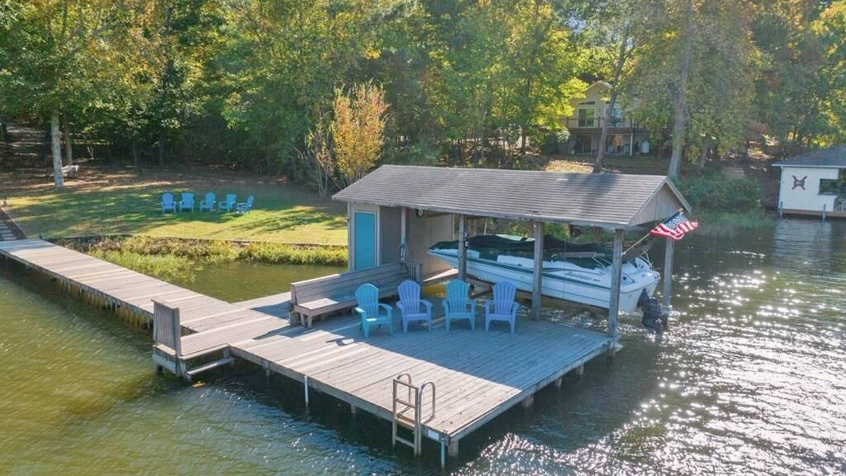 Macon House | Hummingbird Haven on Lake Gaston| 3 Night Minimum Peak Season!