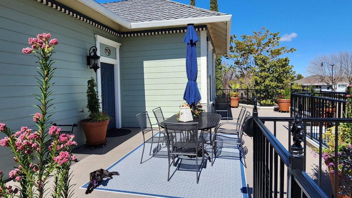 Red Bluff Hotel | Hummingbird House