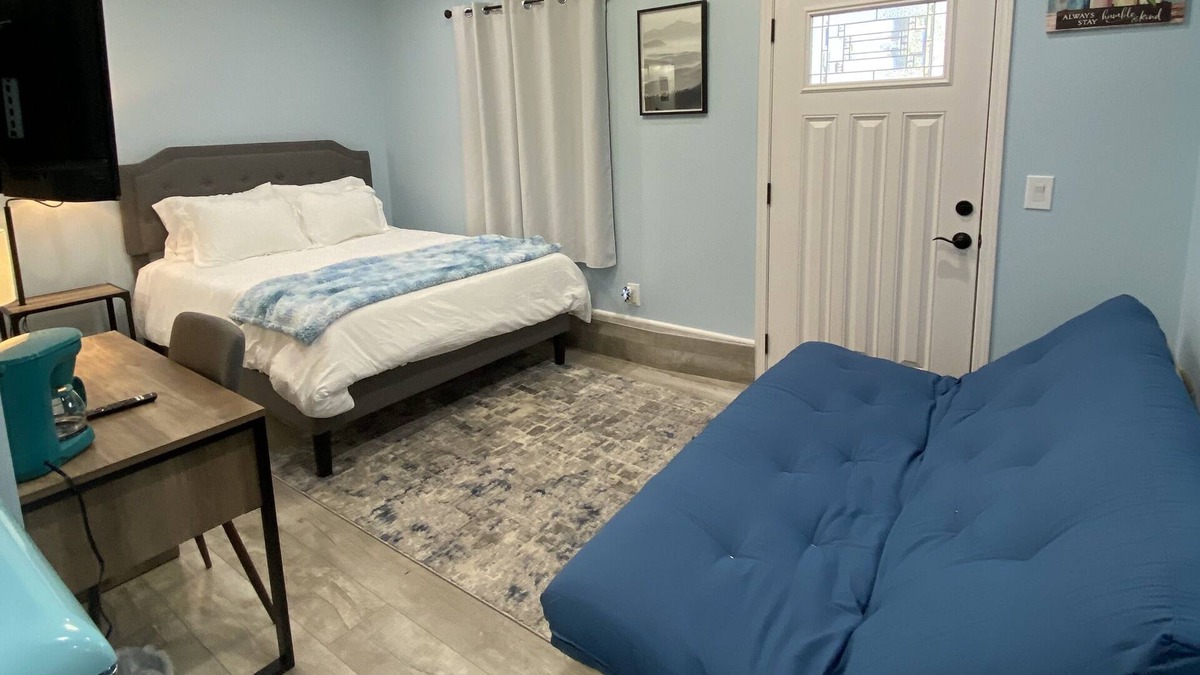 Wrightwood House | Hummingbird Suite