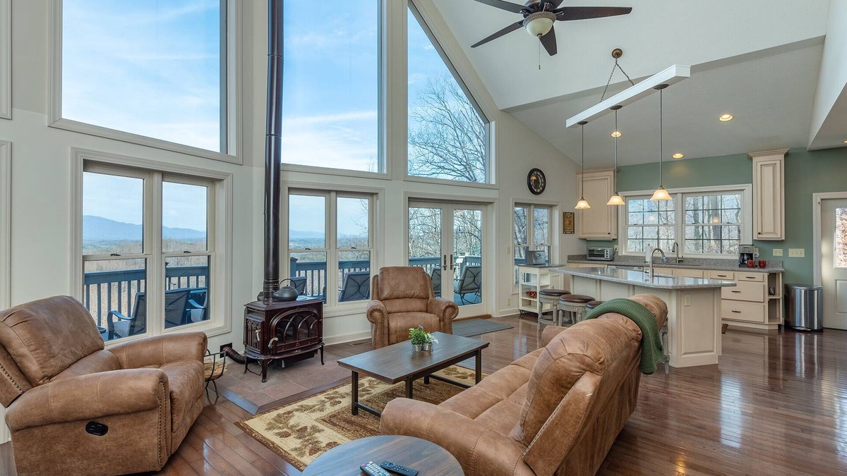 Old Fort House | Hummingbirds' Mountain Retreat | Hot Tub, Game Room, Home Office & Mountain Views!