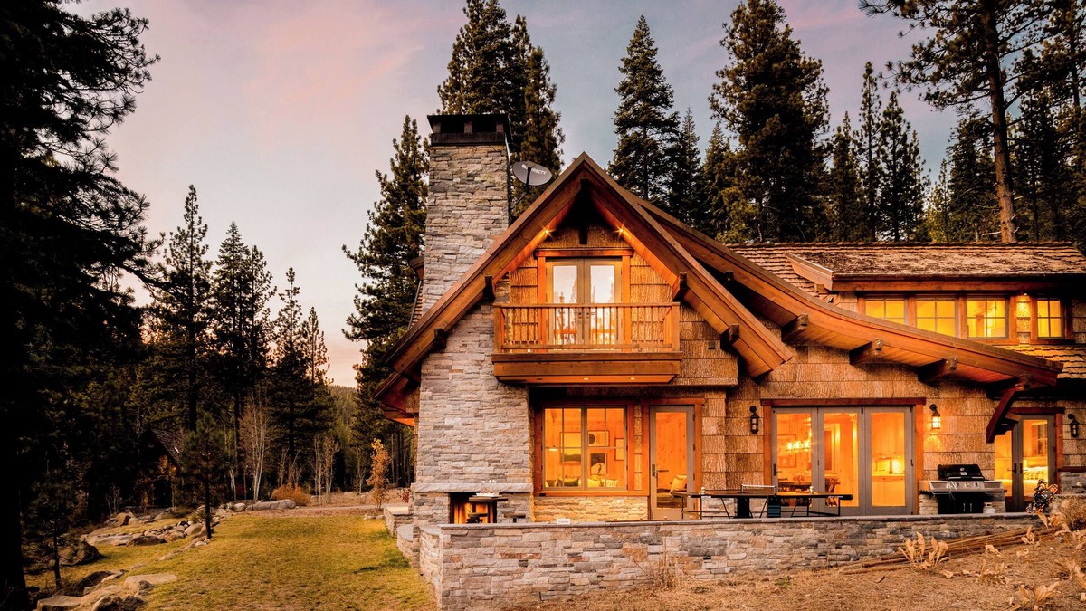 Truckee Villa | Hunter by AvantStay | Award-Winning Riverfront Cabin | 5 Min from Palisades