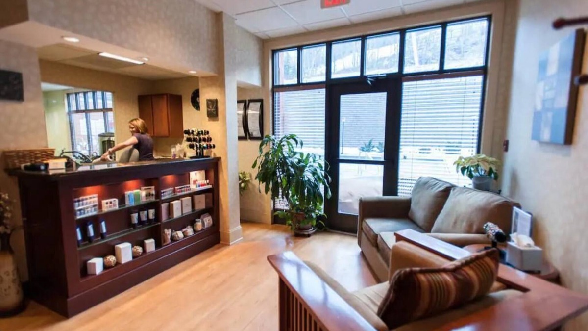 Hunter Condo | Hunter Mtn Slopeside Ski Resort w HotTub Fireplace Heated Pool Restaurant
