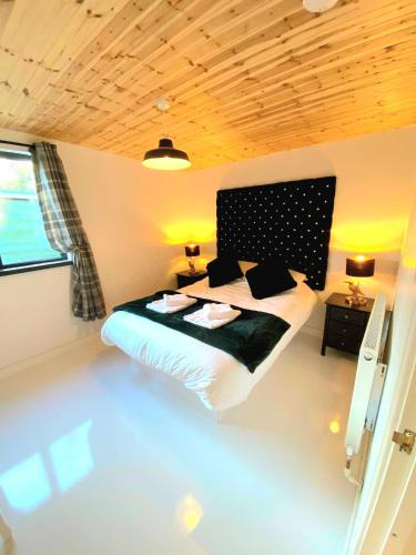 Warminster Ski Chalet | Hunters Hideaway-Hot Tub-Wiltshire-Groups
