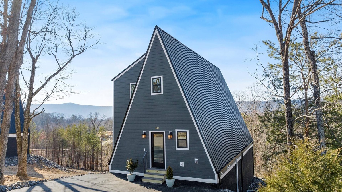 Chattanooga Valley Cabin | Hunters Ridge | A-Frame Cabin ON the Bluff | Hot Tub