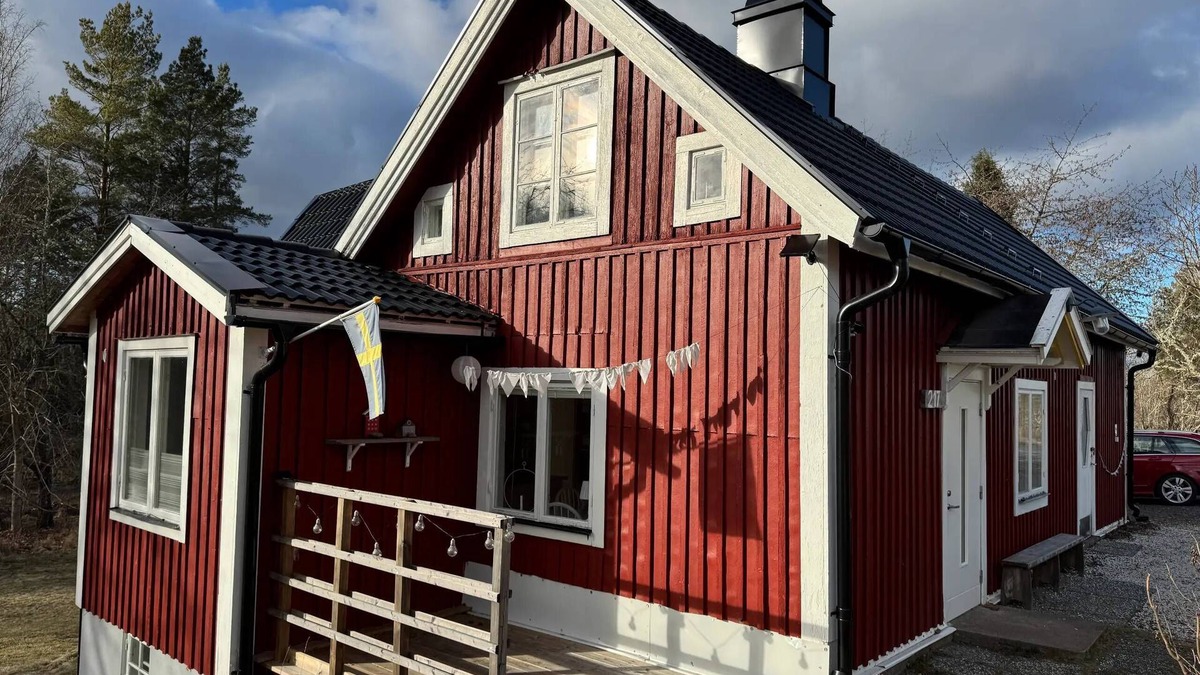 Berga House | Hus Anna - Holiday home in Småland with fireplace, projector & large garden near bathing lake