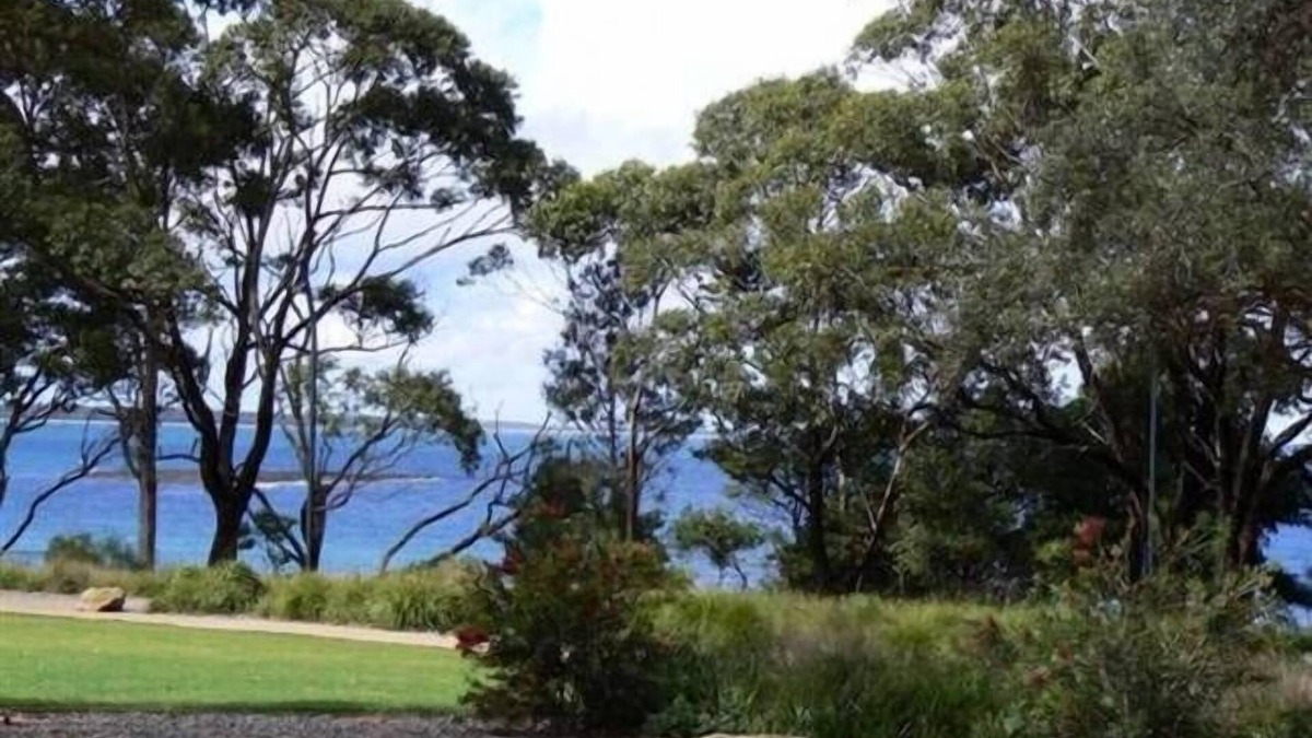 Huskisson Apartment | Husky Sea Breeze Apartment - Directly opposite the beach